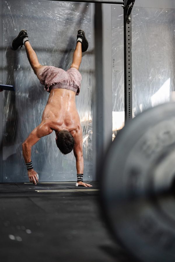 Handstand hold against the wall